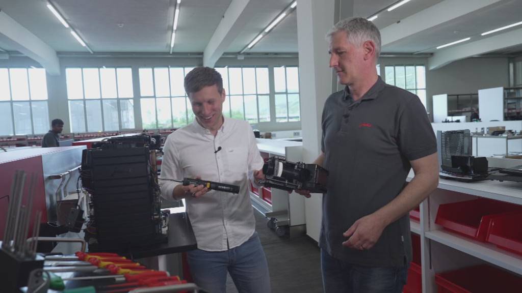 Moderator Alain Röllin repariert eine Kaffeemaschine
