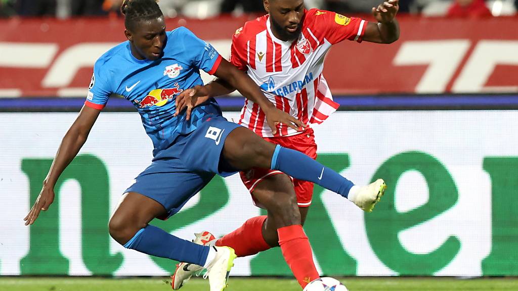 Roter Stern Belgrads Stürmer Jean-Philippe Krasso (rechts) findet keinen Weg am Leipziger Amadou Haidara vorbei