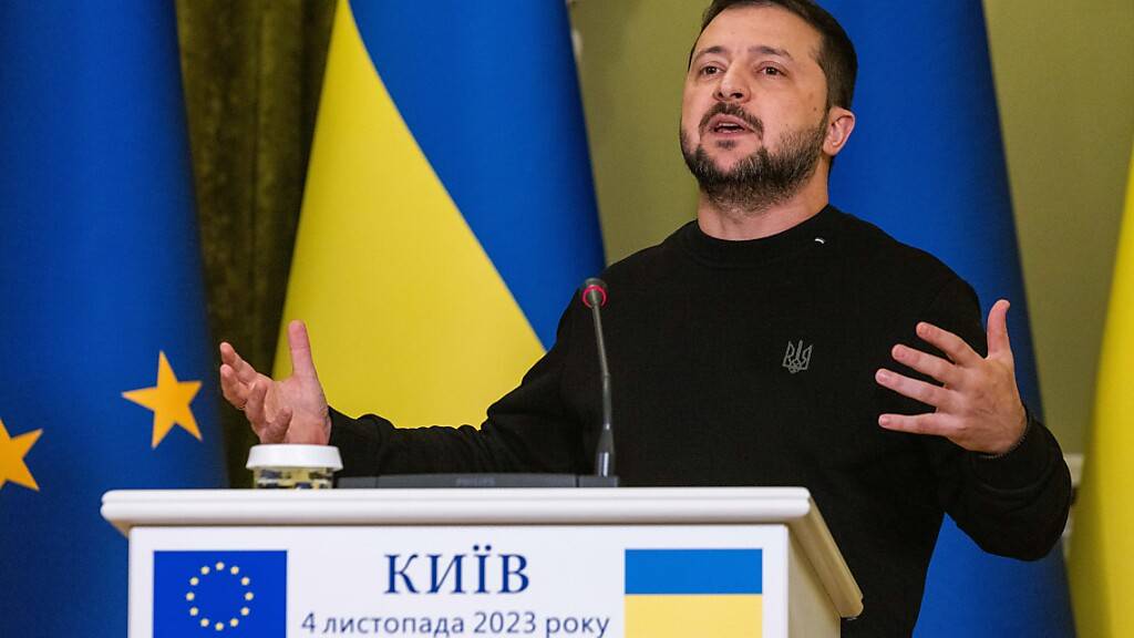 Wolodymyr Selenskyj, Präsident der Ukraine, spricht bei einer Pressekonferenz. Foto: Philipp von Ditfurth/dpa-ENR-Pool/dpa