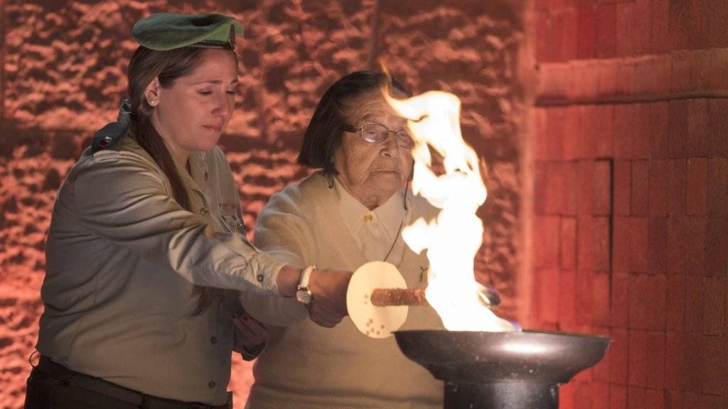 Eine Holocaust-Überlebende entzündet in Jerusalem eine Flamme während den Holocaust-Gedenkfeiern