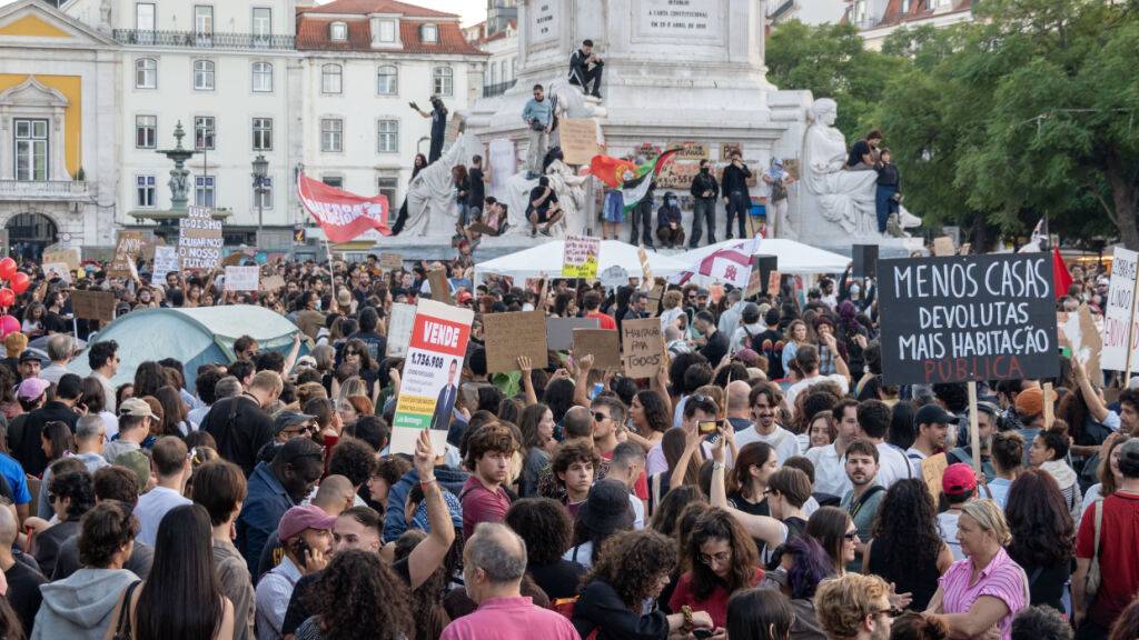 Demonstranten versammeln sich im Zentrum von Lissabon und fordern bezahlbaren Wohnraum sowie Maßnahmen zur Bewältigung der Wohnungskrise in Portugal. Foto: Ricardo Rocha/ZUMA Press Wire/dpa