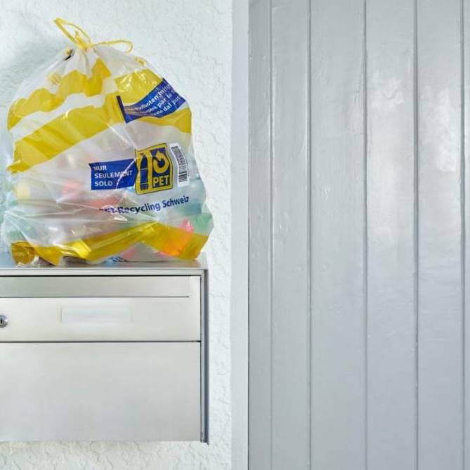 Nach erfolgreichem Pilotprojekt: Post holt im ganzen Land Petflaschen vor der Haustüre ab