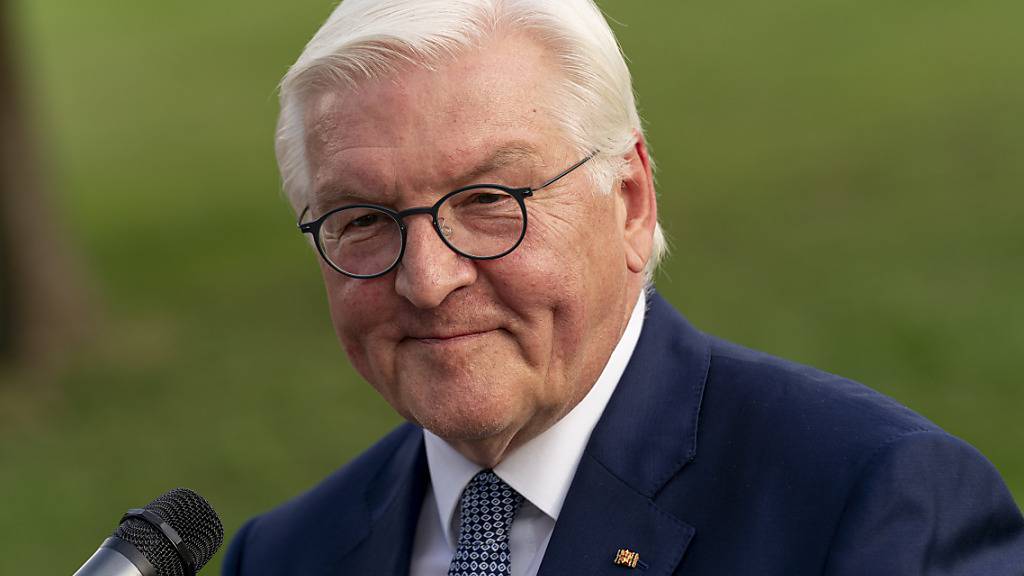 Bundespräsident Frank-Walter Steinmeier spricht nach einem Treffen mit US-Präsident Joe Biden bei einer Pressekonferenz im Deutsch-Amerikanischen Freundschaftsgarten in Washington. Foto: Andrew Harnik/AP