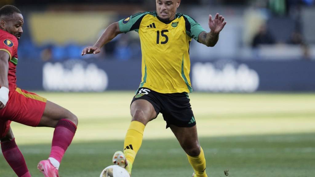 Matthias Phaëton (am Ball) im Einsatz für das Nationalteam von Guadeloupe