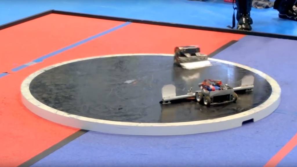 Hier kämpfen die Sumo-Roboter gegeneinander. Da fliegen gern mal die Fetzen.