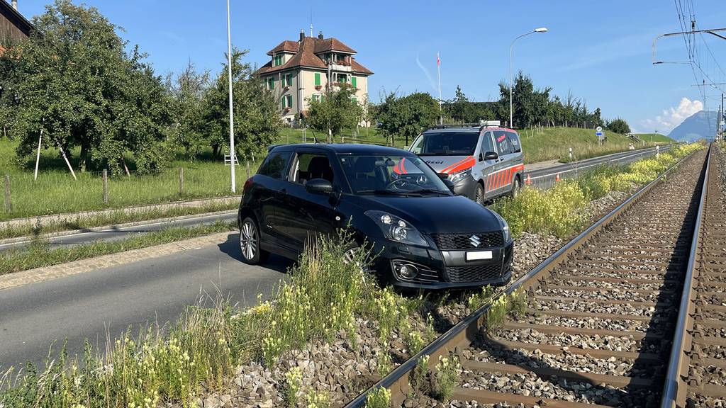 Auf Bahngleisen gelandet oder in Baum gekracht: Viele Unfälle am Wochenende 