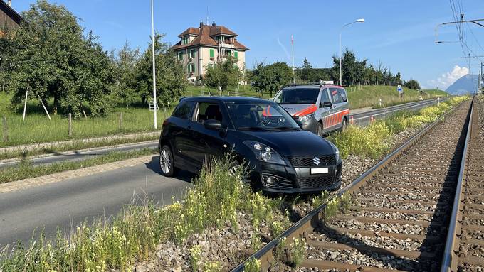 Auf Bahngleisen gelandet oder in Baum gekracht: Viele Unfälle am Wochenende 