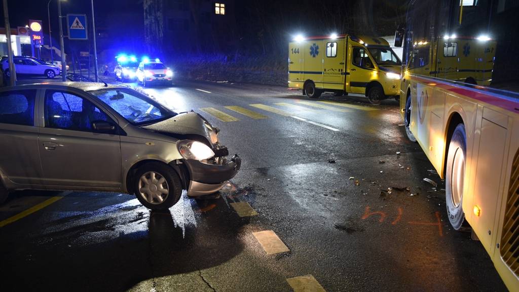 Unfall zwischen Auto und Postauto – Fahrer muss ins Spital gebracht werden
