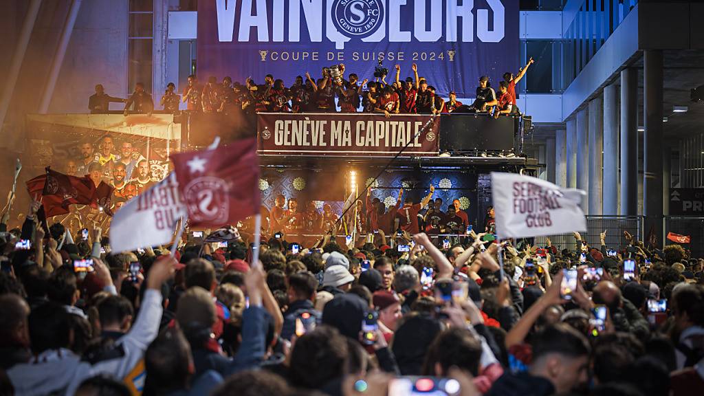 Rund 4000 Menschen empfingen Servette am Sonntagabend im Stade de Genève nach dem Sieg im Schweizer Cup.