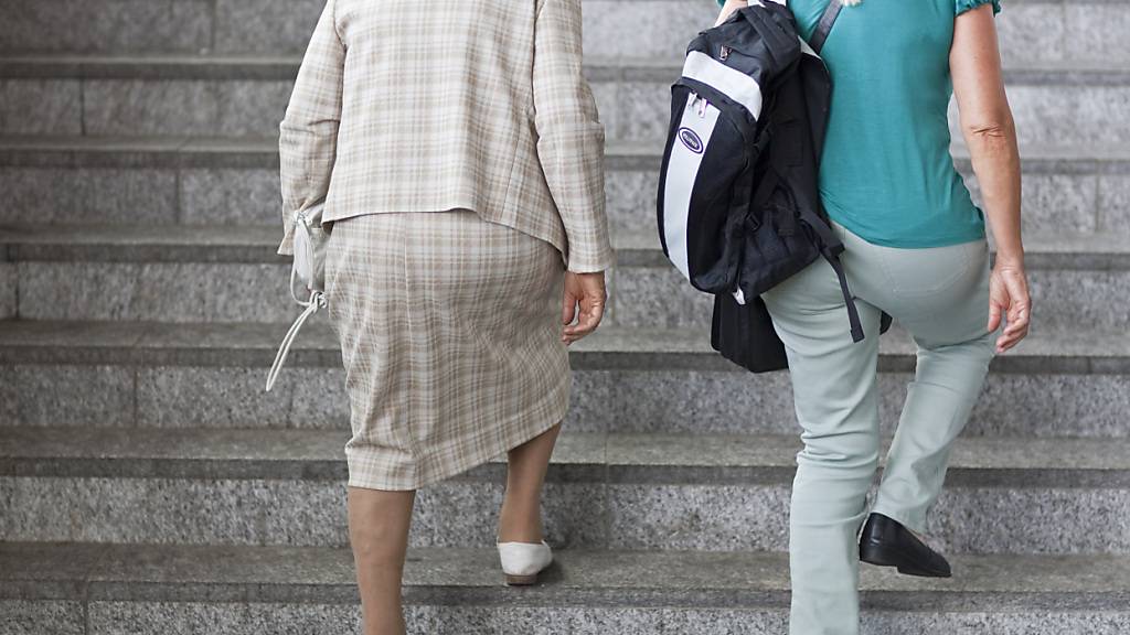 Frauen könnten laut australischen Wissenschaftlern ihr Herz-Kreislauf-Risiko
leicht reduzieren, auch durch regelmässiges Treppensteigen. (Symbolbild)
