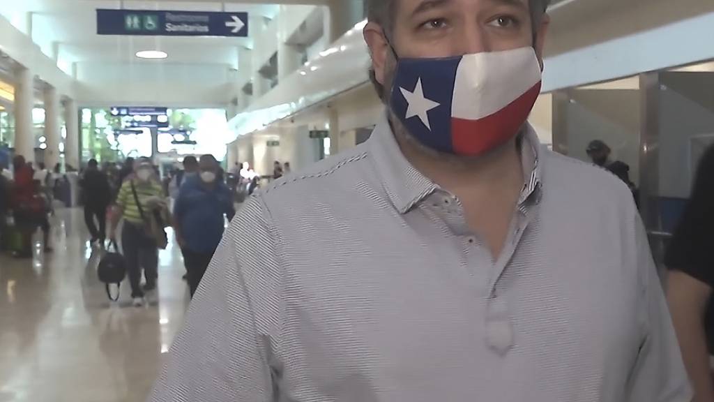 Dieses Standbild eines Videos zeigt Ted Cruz, Senator vom Bundesstaat Texas, der am Cancun International Airport in Cancun zum Einchecken für seinen Flug zurück in die USA geht. Foto: Dan Christian Rojas/AP/dpa