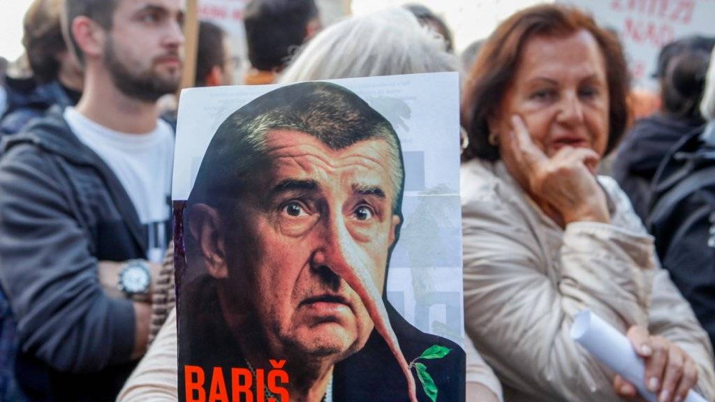 «Babis in der Falle» heisst es auf einer Tafel der Demonstrierenden auf dem Prager Wenzelsplatz gegen den Regierungschef.