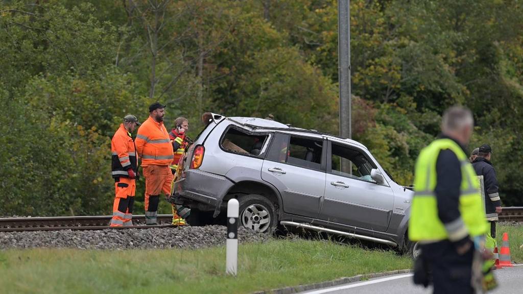 Auto landet nach Unfall in Boltigen auf Bahngleis