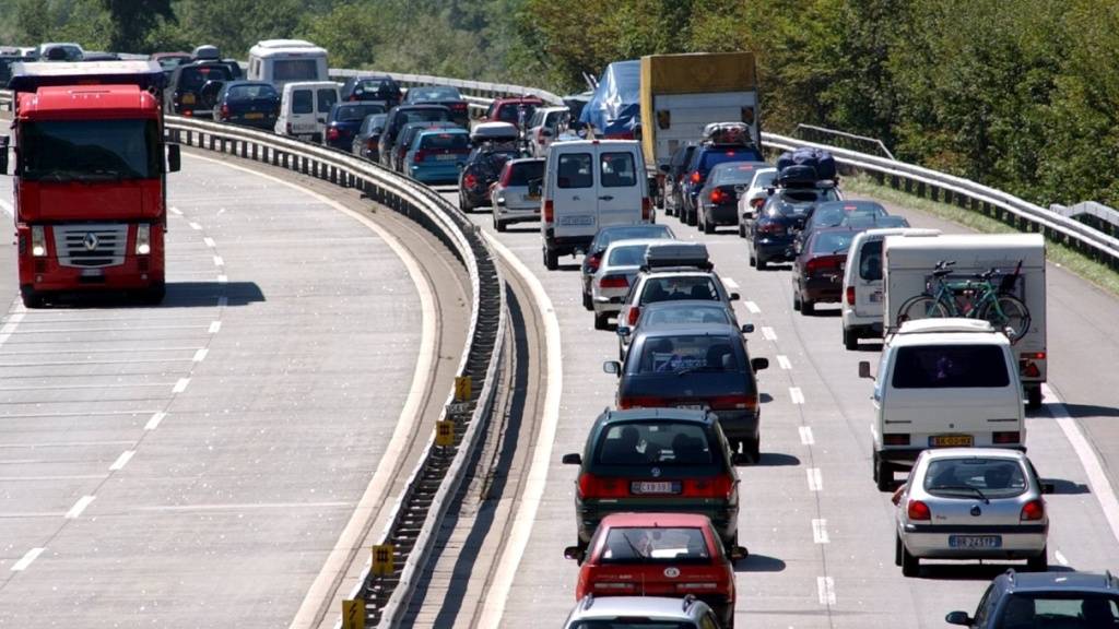 Der Osterverkehr staut sich am Gründonnerstag auf der Autobahn A2 Richtung Süden. (Archivbild)