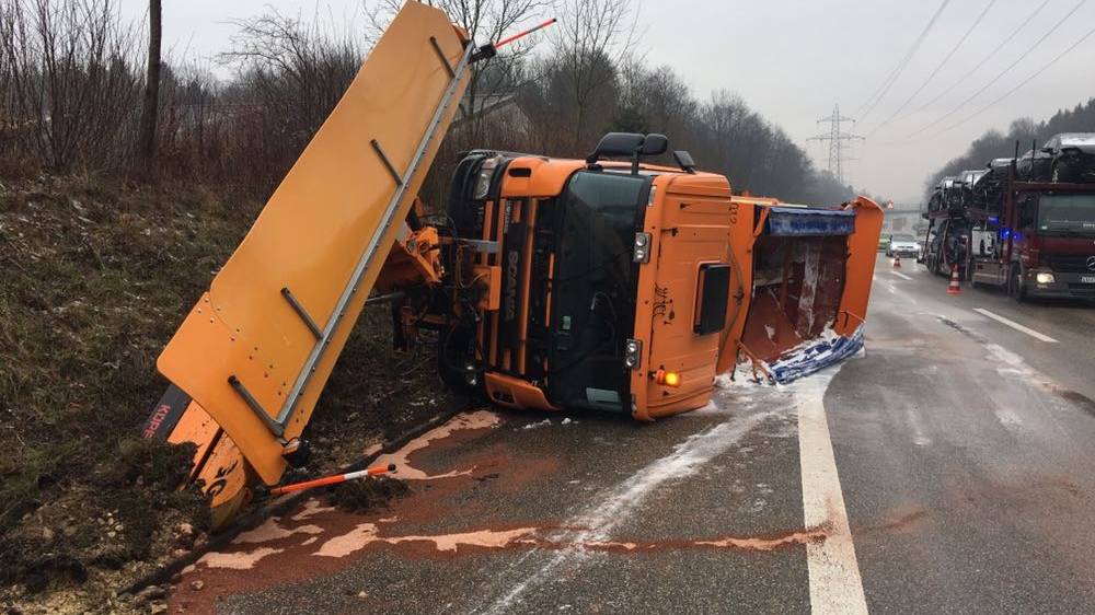 Schneeräumungsfahrzeug verunfallt