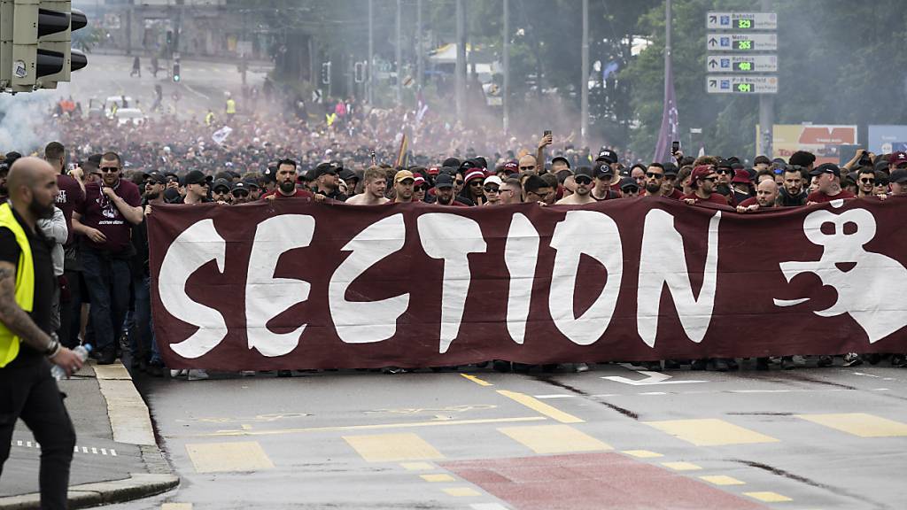 Fanmarsch zum Stadion: Servette-Fans auf der Berner Lorrainebrücke.