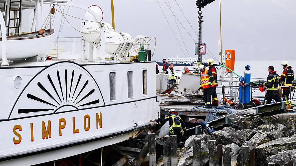 Feuerwehrleute und Angestellte der Schifffahrtsgesellschaft CGN bei der Sicherung des historischen Dampfschiffs «Simplon» am Samstag in Cully VD.