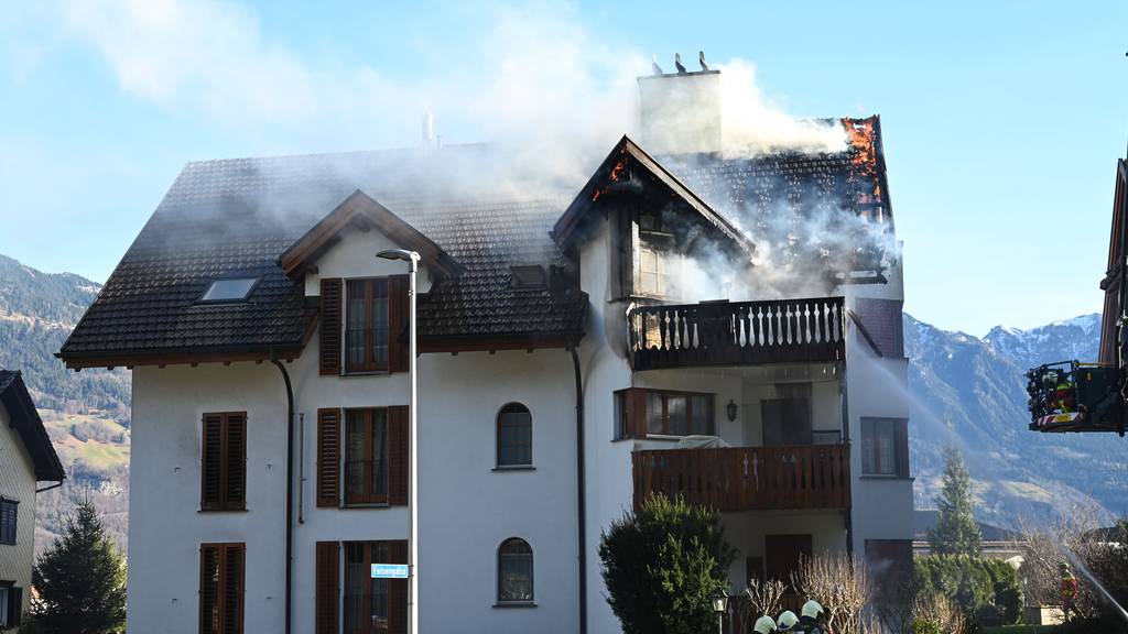 Balkonbrand schlägt auf Dach über – Wohnung unbewohnbar