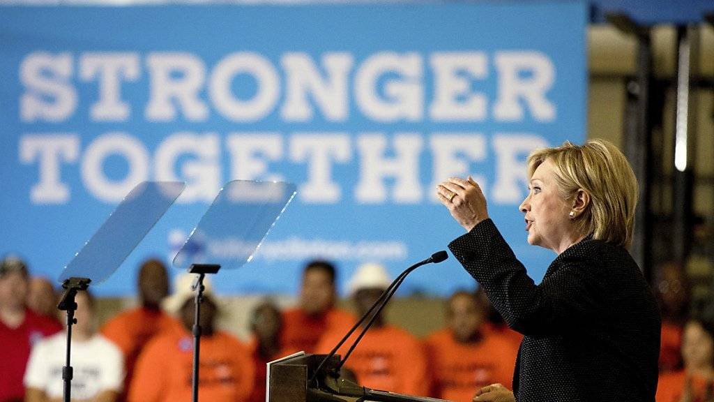 Die Präsidentschaftskandidatin der US- Demokraten, Hillary Clinton, stellt in Warren bei Detroit ihr Wirtschaftsprogramm vor.