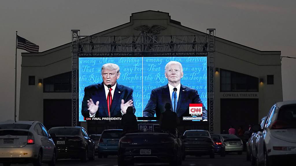 Menschen verfolgen das letzte TV-Duell vor der Präsidentschaftswahl auf einer Leinwand im Fort Mason Center.