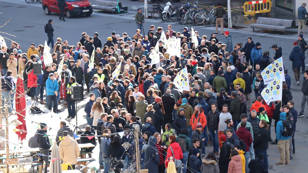 500 Google-Mitarbeitende protestieren in Zürich gegen Massenentlassung