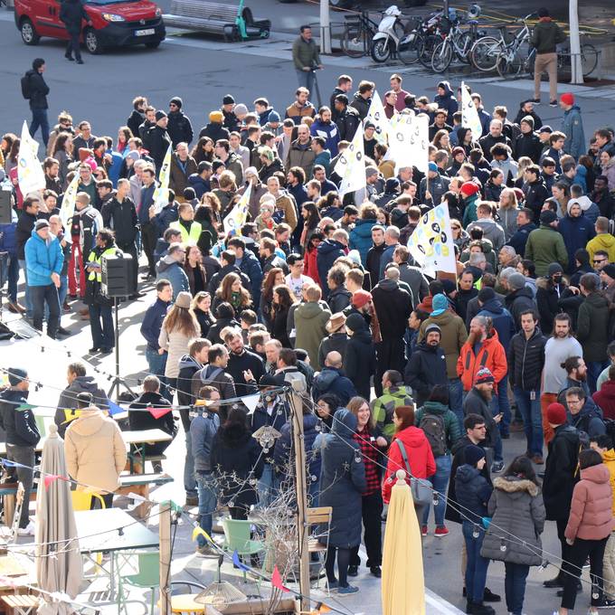 500 Google-Mitarbeitende protestieren in Zürich gegen Massenentlassung