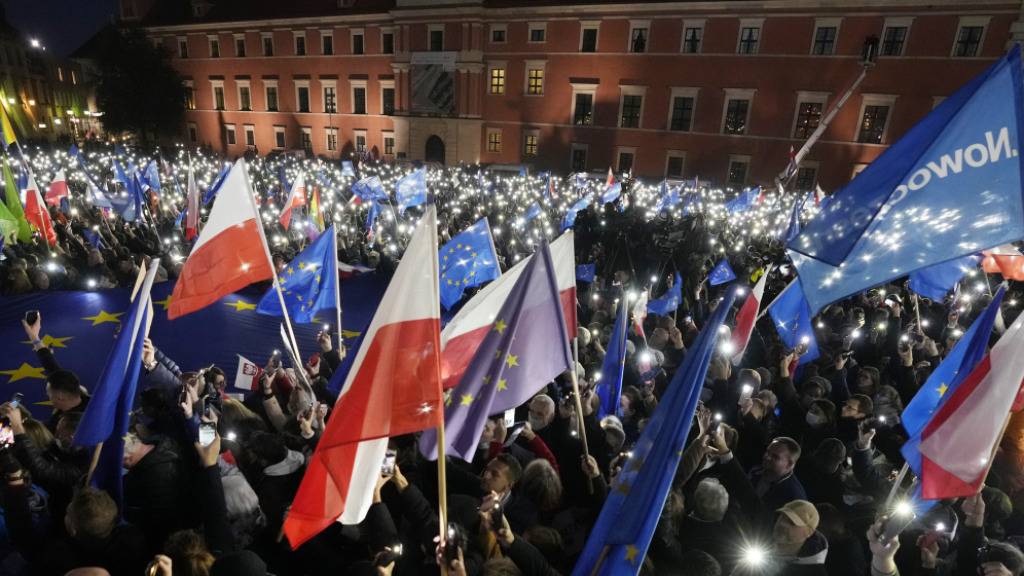 Menschen demonstrieren für die polnische EU-Mitgliedschaft in Warschau.