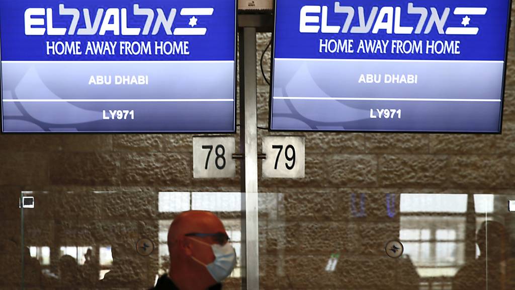 Die Flugnummer des El Al-Fluges nach Abu Dhabi wird am Flughafen Ben Gurion angezeigt.