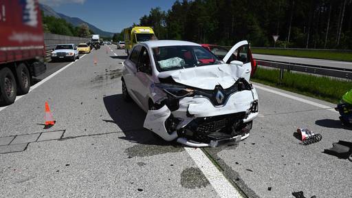 Crash mit zwei Autos und Lastwagen auf A13 – Frau (42) verletzt