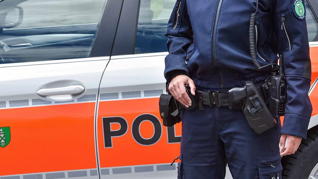 Zwei Betrügerinnen, die sich als Polizistinnen ausgaben, nahmen einer betagten Frau in St.Gallen mehrere zehntausend Franken ab. (Symbolbild)