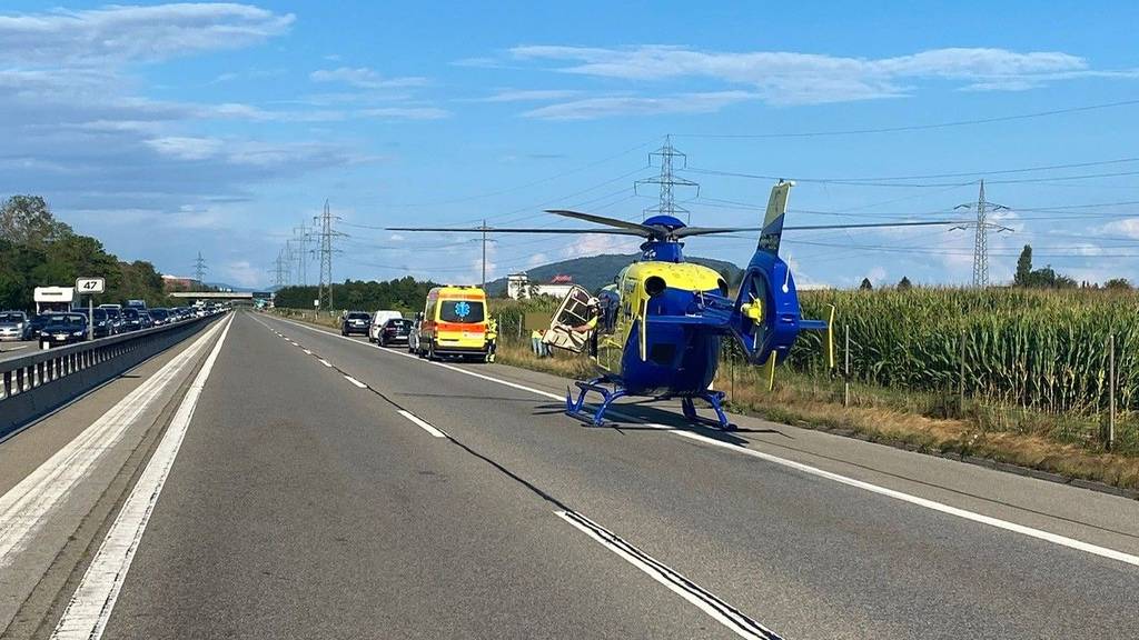 Die verletzte Person musste mit einem Helikopter der Alpine Air Ambulance in ein Spital geflogen werden