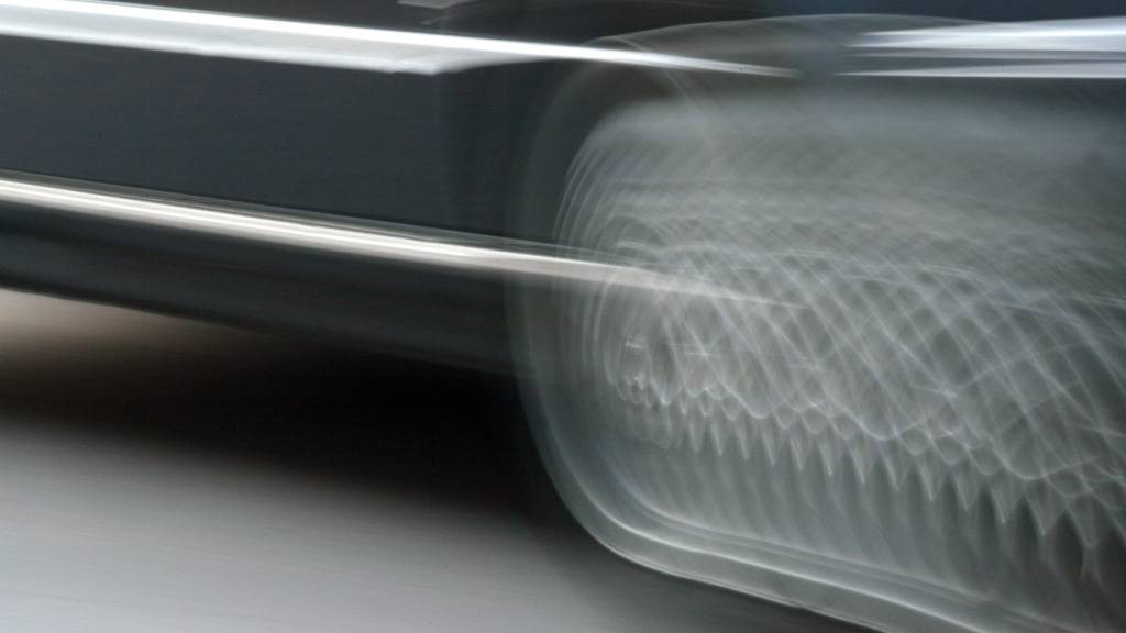 Ein 18-Jähriger beschleunigte in Zürich einen Sportwagen so stark, dass er die Kontrolle über das Auto verlor. (Symbolbild)