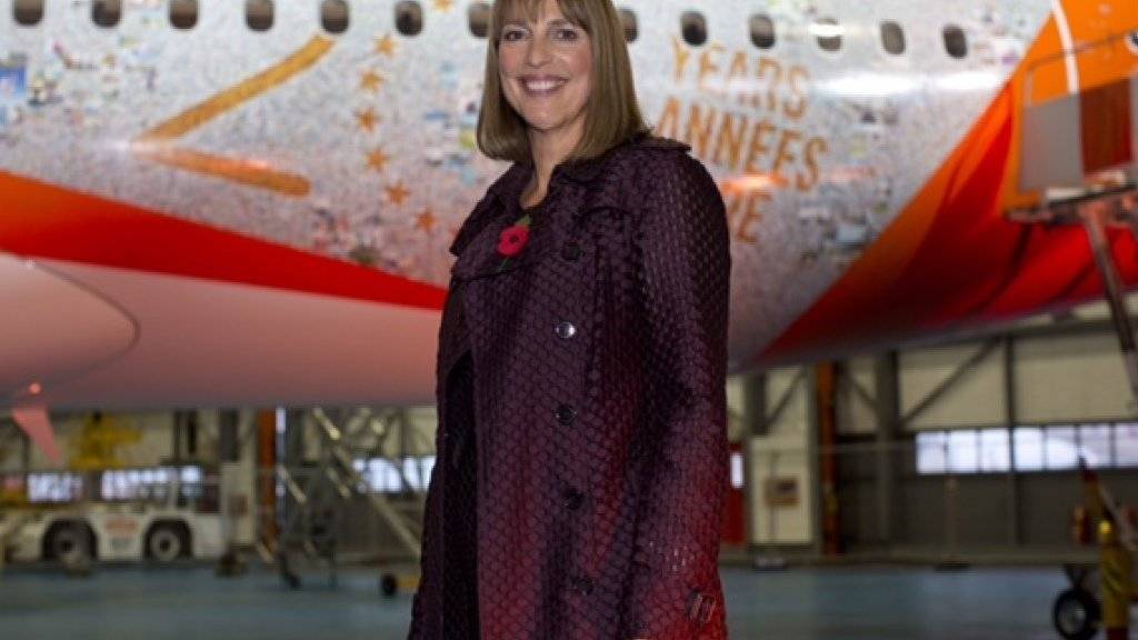 CEO Carolyn McCall posiert vor dem neuen Airbus 320. Auf der Jubiläumsmaschine sind 100'000 Ferienfotos verewigt, die Easyjet von seinen Kunden zugeschickt erhalten hat.