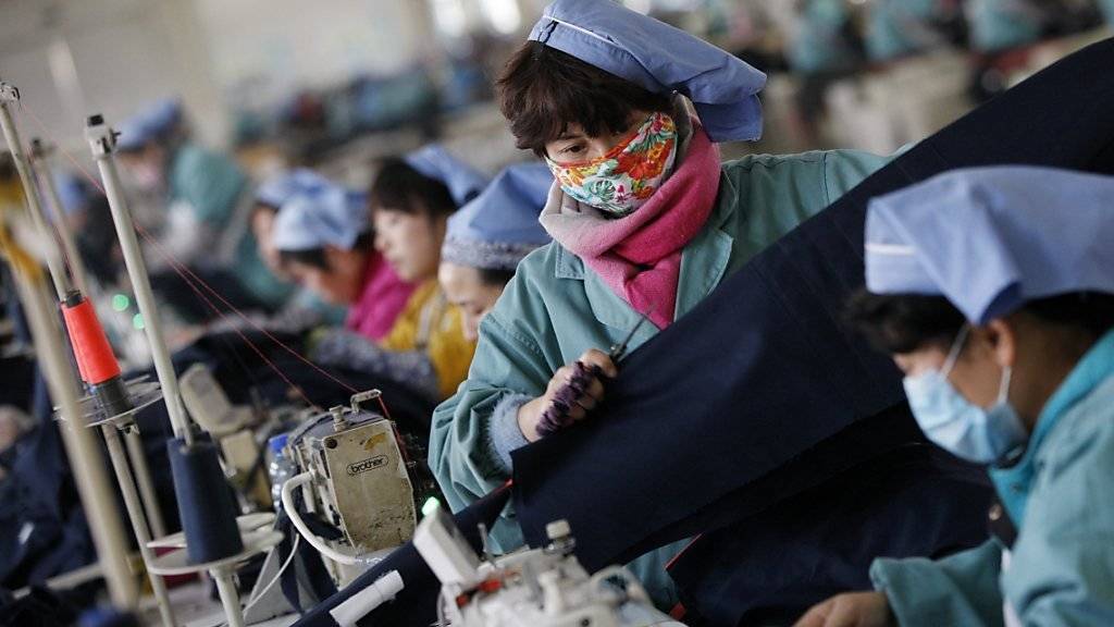 Kleiderfabrik in Huaibei: Chinesische Unternehmen haben oft hohe Schulden. Dies stellt ein Risiko für die Volkswirtschaft dar, ist IWF-Vizechef Lipton überzeugt. (Symbolbild)