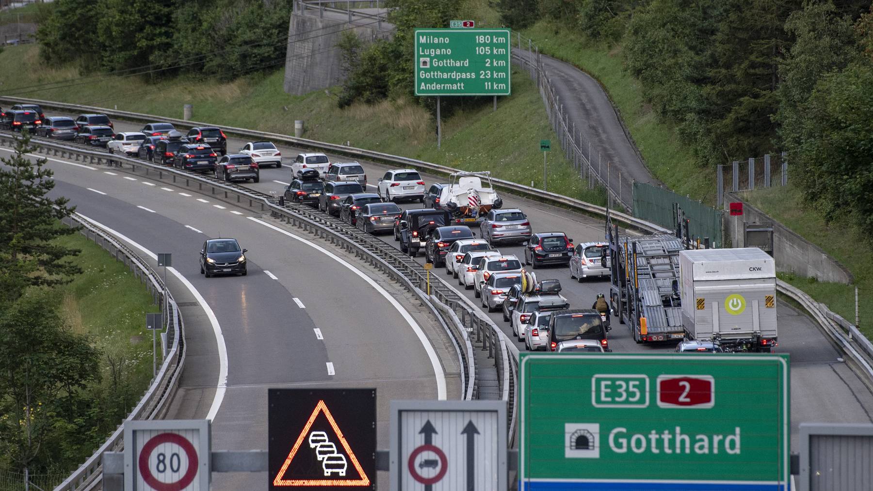 Der Ferienreiseverkehr staut sich bei Wassen vor dem Gotthard-Tunnel in Richtung Sueden bis auf 5 Kilometer Laenge, am Samstag, 18. Juli 2020.