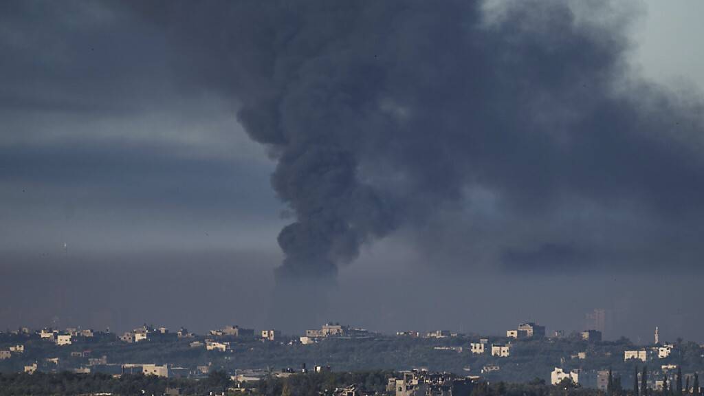 Schwarzer Rauch steigt auf nach einem Bombardement der israelischen Armee im Gazastreifen. Foto: Leo Correa/AP/dpa