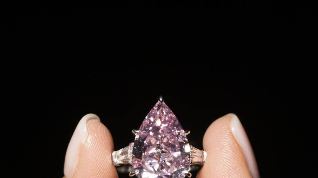 Dieser rosafarbene Diamant erzielte bei der Auktion in Genf 18 Millionen Franken.