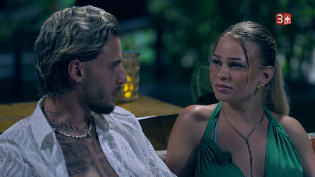 Cassy hofft auf ein romantisches Date, doch der Bachelor will nur über das eine reden