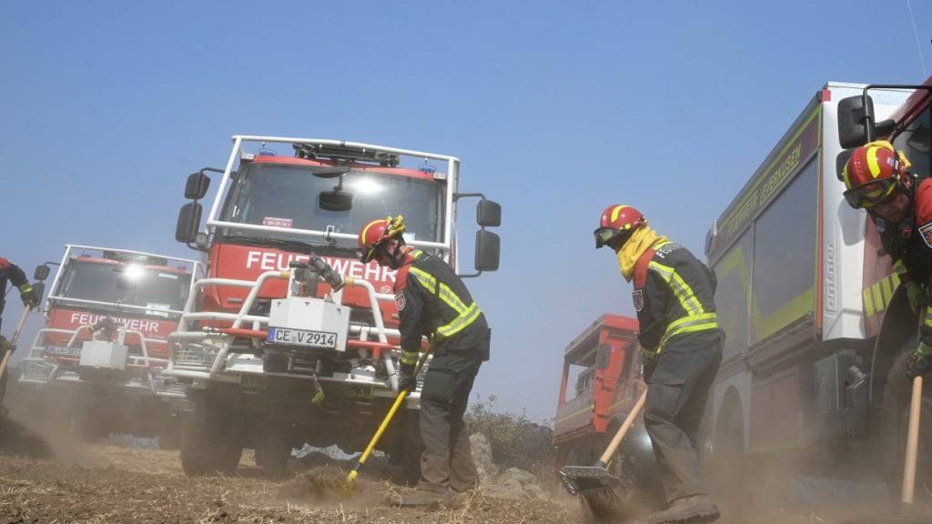 ARCHIV - Feuerwehrleute aus Deutschland richten am Einsatzort zeitaufwändig eine sogenannte Safety Zone ein. Speziell ausgebildete Einsatzkräfte der Feuerwehr sind aus Deutschland angereist, um bei der Bekämpfung der schlimmsten Wald- und Vegetationsbrände seit Jahrzehnten zu helfen. Foto: Sven Käuler/dpa