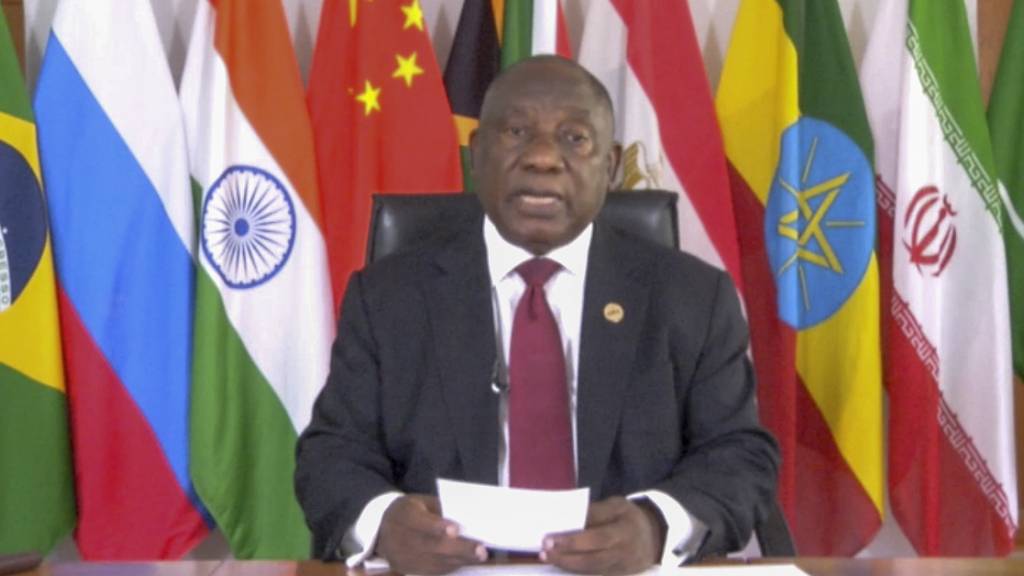 HANDOUT - Aus einem von der südafrikanischen Präsidentschaft via AP zur Verfügung gestellten Foto aus einem Video spricht Cyril Ramaphosa, Präsident von Südafrika, bei einem virtuellen Treffen der Staats- und Regierungschefs der Brics-Staaten. Das Brics-Treffen findet unter dem Vorsitz von Südafrikas Präsident Cyril Ramaphosa statt. Er wirft Israel Kriegsverbrechen im Gazastreifen vor. Foto: Uncredited/South Africa Presidency/AP/dpa - ACHTUNG: Nur zur redaktionellen Verwendung im Zusammenhang mit der aktuellen Berichterstattung und nur mit vollständiger Nennung des vorstehenden Credits