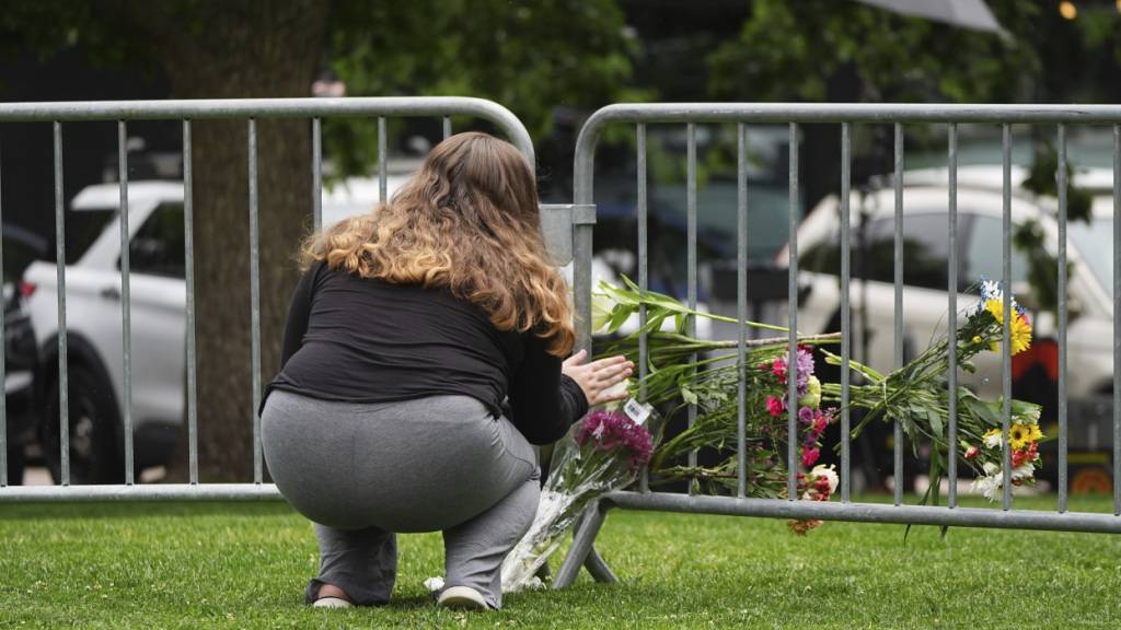 ARCHIV - Eine Frau legt nach dem Anschlag in Colorado einen Blumenstrauß nieder. Foto: David Zalubowski/AP/dpa/Archivbild