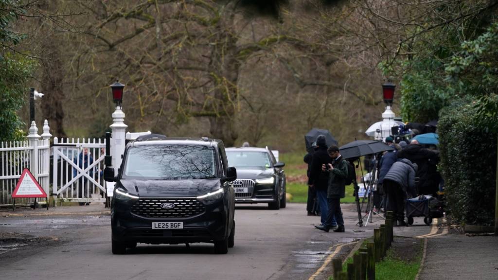 Autos fahren aus der Royal Lodge in Windsor, England, nachdem Andrew Mountbatten-Windsor von der britischen Polizei wegen des Verdachts auf Amtsmissbrauch im Zusammenhang mit seinen Verbindungen zu Jeffrey Epstein verhaftet und stundenlang festgehalten wurde. Foto: Alberto Pezzali/AP/dpa