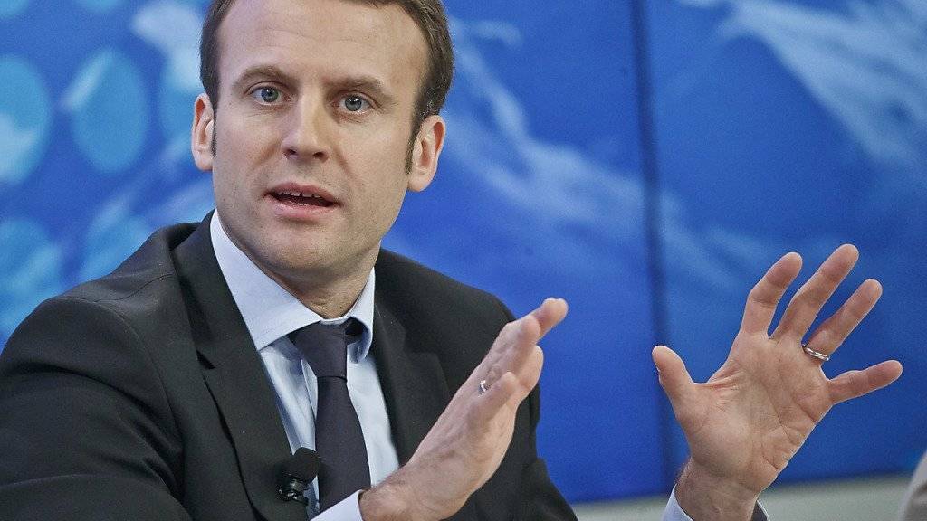 Frankreichs junger Wirtschaftsminister Emmanuel Macron weiss mit zweideutigen Aussagen die Spekulationen über seine mögliche Präsidentschaftskandidatur anzuheizen. (Archivbild)
