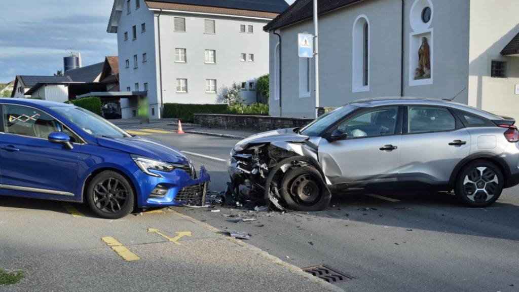 Auto mit Anhänger gerät in Ruswil LU auf Gegenfahrbahn