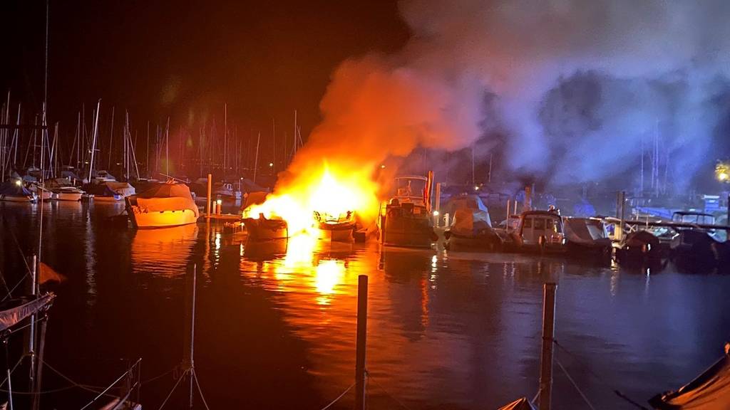 Zwei Schiffe geraten in Hafen in Vollbrand – zwei Verletzte