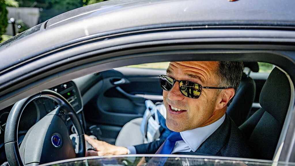 Mark Rutte, scheidender Ministerpräsident der Niederlande, trifft am Palast Huis ten Bosch ein, um König Willem-Alexander über den Sturz des Kabinetts zu informieren. Im Streit um die Migrationspolitik ist in den Niederlanden die Regierung zerbrochen. Foto: Robin Utrecht/ANP/dpa