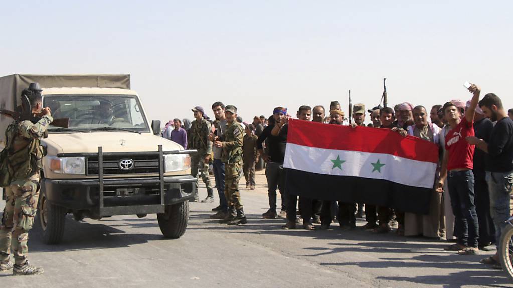 Syrische Regierungstruppen werden im Norden des Landes als Verteidiger gegen die türkische Armee gefeiert.