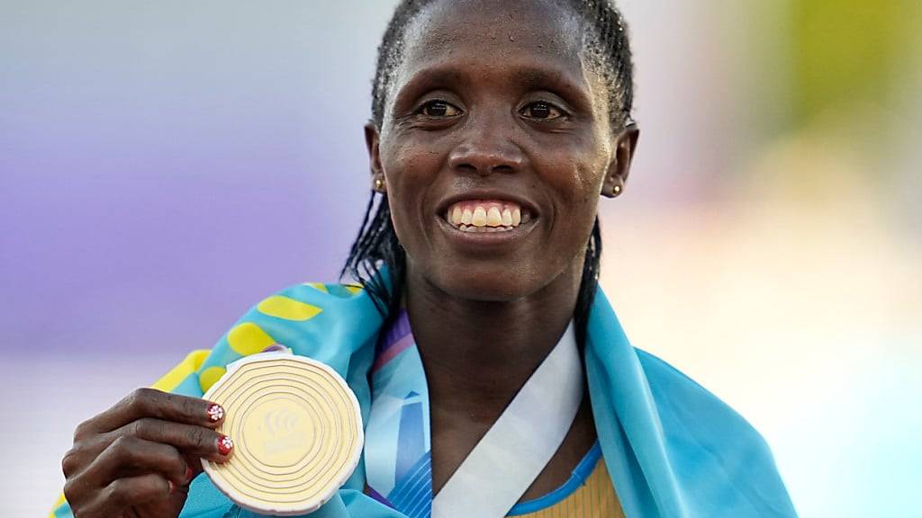 Norah Jeruto, die für Kasachstan startende gebürtige Kenianerin, gewann 2022 WM-Gold über 3000 m Steeple