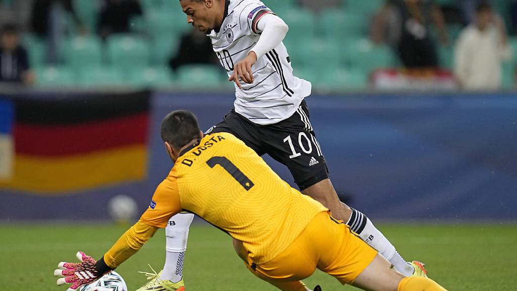 Deutschlands Lukas Nmecha umspielt den portugiesischen Torhüter Diogo Costa und erzielt das 1:0 im Final der U21-EM