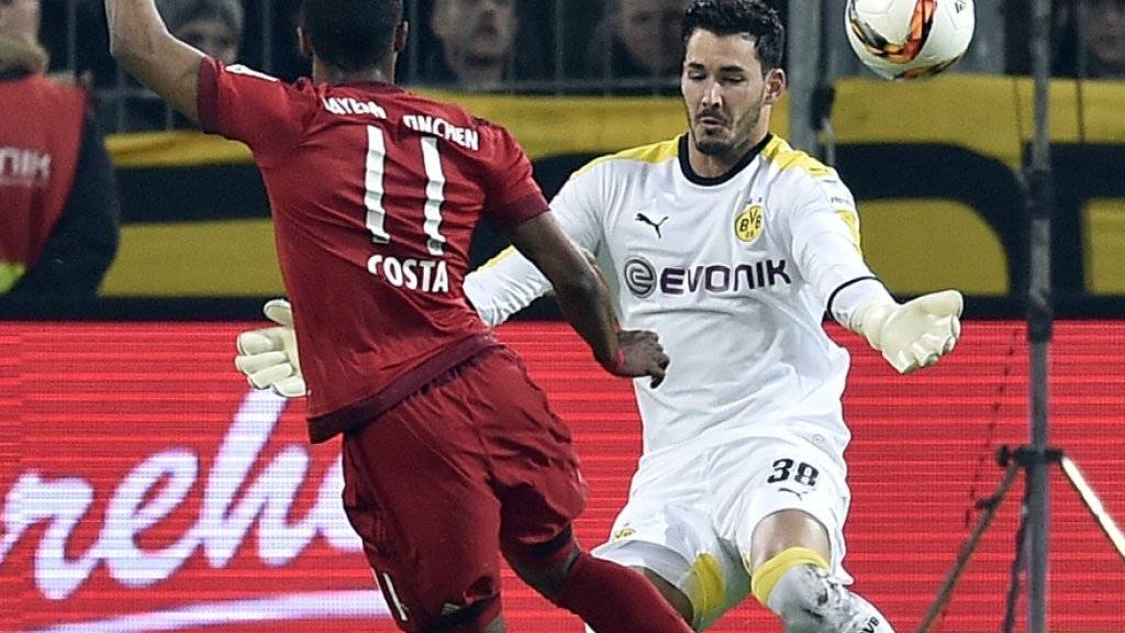 Dortmunds Schweizer Hüter Roman Bürki zeigt einen Glanzreflex gegen Bayerns Costa